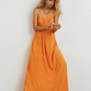 Gina klänning - En orange klänning från gina tricot som är slutsåld! Så fin men passade inte min stil. Frakt tillkommer