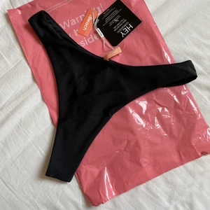 Bikini underdel från Nelly  - Säljer denna super söta och trendiga bikini underdel från Nelly. Har en ”cheeky” och ”High leg” passform som ser snyggt ut på många olika kropp. Passar mig inte som jag ville men är annars bra kvalitet och har bara provat på med underkläder. Skriv privat ifall ni vill ha mer bilder 🥰🥰 Ifall man är intresserad kann man köpa bikini underdel i kombination med överdelen på min sida för billigare pris🥰