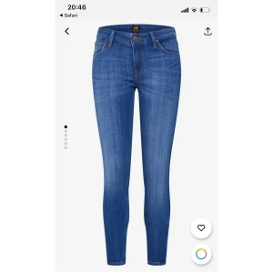 Lee Jeans - Lee jeans i storlek 26 och längd 33. Passar tyvärr inte mig längre så därför säljer jag dom. Finns inget fel på plagget, det är använt men i bra skick. Jeansens färg stämmer mer som i bilderna jag har tagit. Kan även skicka med spårbart för 66kr om man vill det.
