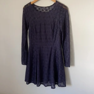 Mörkblå klänning i blommönster  - Fin klänning som endast använts ett fåtal gånger❣️ Lappen är bortklippt men storlek är ca xs/s. Köparen står för frakt.