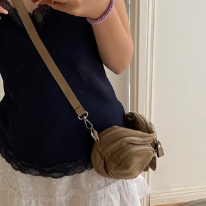 Gina tricot väska - En fin Gina tricot väska som inte kommer till användning, den har fyra fack och det finns två olika band. 