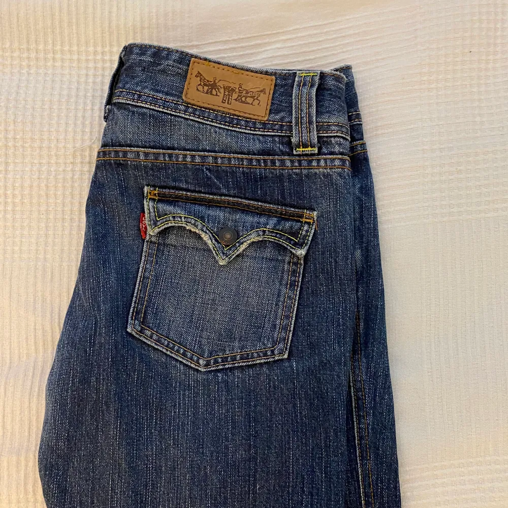 Super fina low waisted Levis jeans med bootcut fyndade från min mammas förråd. W28 och L33. Super bra skick💜. Jeans & Byxor.