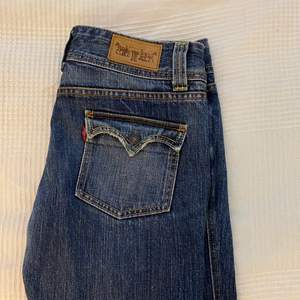 Super fina low waisted Levis jeans med bootcut fyndade från min mammas förråd. W28 och L33. Super bra skick💜