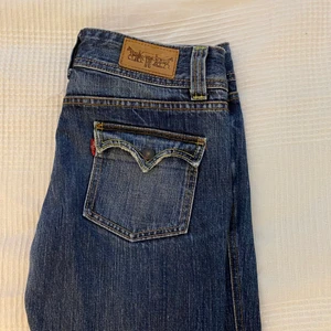 Vintage Low waisted Levis W28 L33 - Super fina low waisted Levis jeans med bootcut fyndade från min mammas förråd. W28 och L33. Super bra skick💜