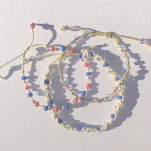 Hemgjorda armband - Egengjorda armband. De smalare köps för 30kr styck och de tjockare för 50kr styck exlusive frakt. Välj antingen en färgkombination som finns på bild här på min sida eller så kan du fråga så skickar jag bild på färgerna jag har och gör utefter beställning!💖💜🌟