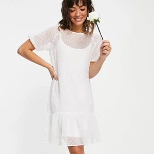 Vit klänning - Superfin och somrig klänning från Vila! Säljer den eftersom jag beställde hem fel storlek. Helt oanvänd! Möts upp i Malmö eller postar 💕