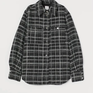 Jacka - Jätte fin vår/höst skjortjacka från hm köpt förra året använd 2/3ggr inga fel på jackan bara inte till användning. Storlek S men oversized på mig som har storlek s/m mer åt m och den e ganska oversized på mig. Passar alla storlekar beroende på passform vill man ha den ovesized så funkar den jätte bra för er med xs/s & m skulle nog även passa L 💕 köparen står för frakten🥰 nypris 600