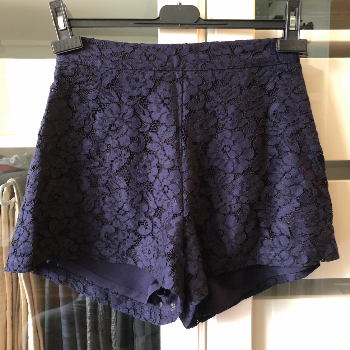 Mörblå Shorts i Spets