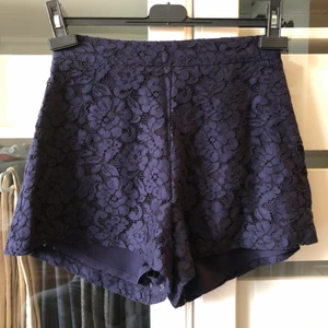 Mörblå Shorts i Spets - Mörkblå shorts i spets, nyskick (använda 1 gång). Säljer då de inte längre passar min stil. Säljer mathande topp i korsettmodell. Kan mötas i Uppsala eller skicka (frakt 45kr + 10kr kostnadstillägg om SafePay önskas). Se min profil för fler fina plagg.