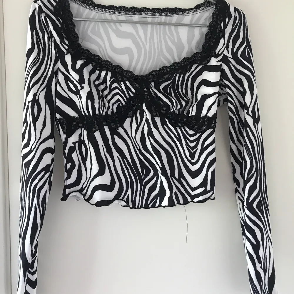 Trendig zebra tröja med spets, endast använd 1 gång, köpare stär för frakt och tror att fraktinfo stämmer. 💓. Tröjor & Koftor.
