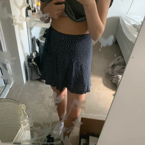 Kjol från Brandy Melville - En söt kjol i one size. Man knyter den själv runt midjan.