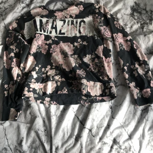 En blommig tröja  - Det här är ett blommigt tröja som jag nu säljer för bara 150kr