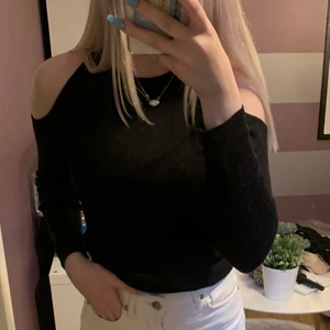 Lång ärmadtröja - Säljer denna svarta långärmade tröja i storlek XS ifrån Hm. Axlarna på tröjan är öppna som gör att tröjan får lite mer detaljer medans den fortfarande är en enkel tröja som funkar till nästan vad som helst💞