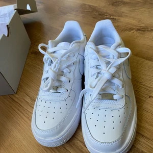 Nike Air force 1 low Junior - Säljer ett par Nike air force 1 low Junior i stl 38,5. De är från JD Sports och när jag hade beställt så insåg jag att jag ej hade beställde de med hög sula, vilket jag egentligen ville ha. Returen är dyr på JD sports, så därför försöker jag först sälja de via Plick/Tise!:) Inte ens testade utan bara öppnade och kollade på! Kan gå med på att betala halva frakten, alltså 57,5 kronor!