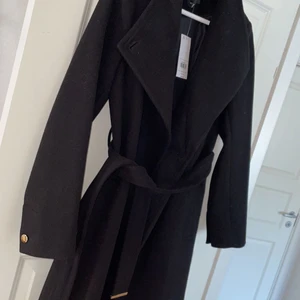 Oanvänd kappa från Dorothy perkins - Kappa som passar perfekt nu till hösten då den är lite tjockare. Strl 36 (S). Den är helt oanvänd och prislappen sitter kvar. 