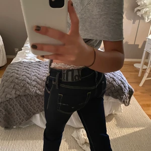 Diesel-jeans - Säljer min cool och unika jeans från diesel industry 🤎 dom är lågmidjade i modellen och har en mörkblå färg. Väldigt många coola detaljer som gör att det ör ett kul plagg att ha i garderoben. Hör av er vid frågor!