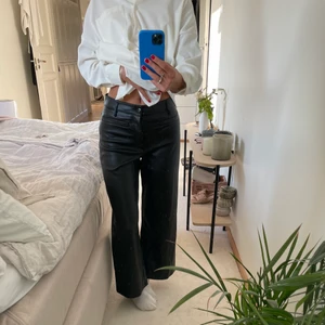 Skinnbyxor zara - Säljer dessa sjukt snygga helt oanvända skinnbyxor från Zara. Är lite bredare i modellen/oversized. Storlek S😇😇😇
