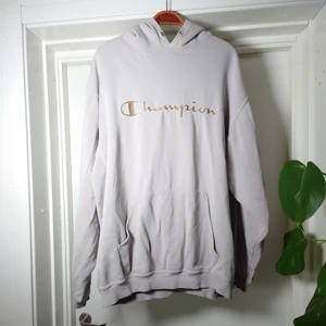 Champion hoodie - Orginal Champion hoodie från 90-talet. Den är lite sliten vid halsen och lite missfärgad vid fickan men det är inget man tänker på, i det stora hela fin och väldigt mysig 🍀