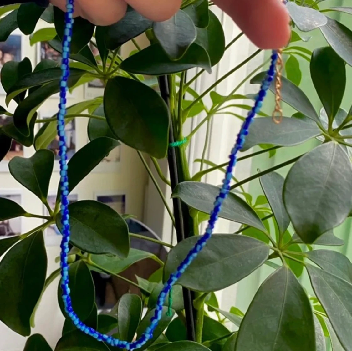 Blått pärlhalsband