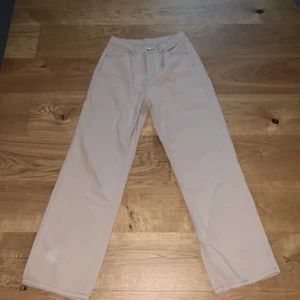 Beige wide jeans - Nyligen köpta, men aldrig använda. Fin färg och fint tyg. Älskar!