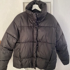Dunjacka HM - Säljer min vinterjacka från HM, använd en vinter! Frakt tillkommer💕