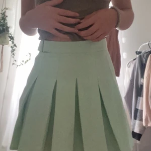 Tennis lilknande kjol storlek XS - Denna e andvänd 2 ggr och e ifrån Pull & Bear. Säljer den pågrund av att jag ALDRIG Andvänder den! Kom privat för mer! Köpte Denna för 300 och säljer den på 100 sedan får man buda!