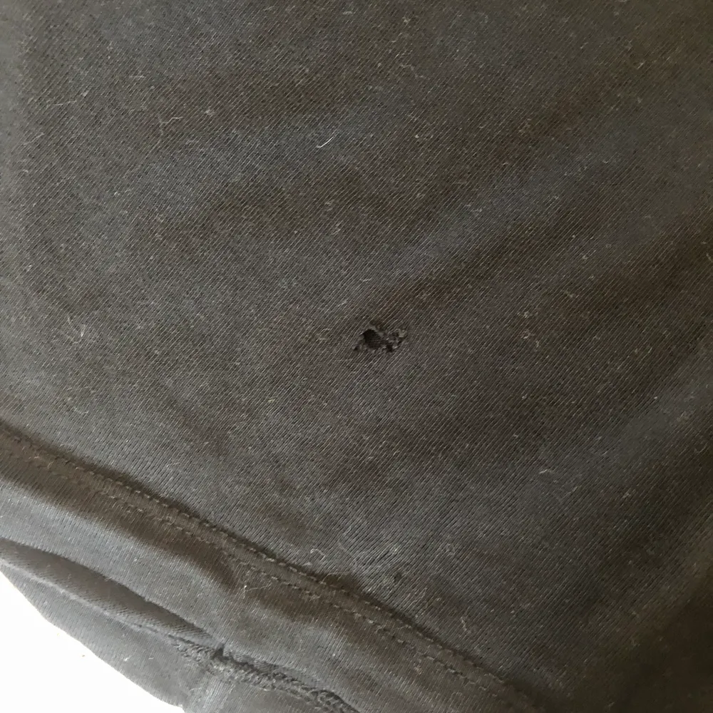 Säljer en svart t shirt från Calvin Klein❣️ Tyvärr är det ett litet hål längst ner på t shirten men man lägger inte märke till det när man har på sig den.. T-shirts.