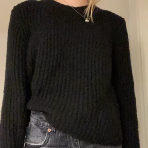 Stickad tröja - Svart otroligt skön stickad tröja. Tröjan är i ett bra skick. Jättehärlig nu till hösten❤️‍🔥