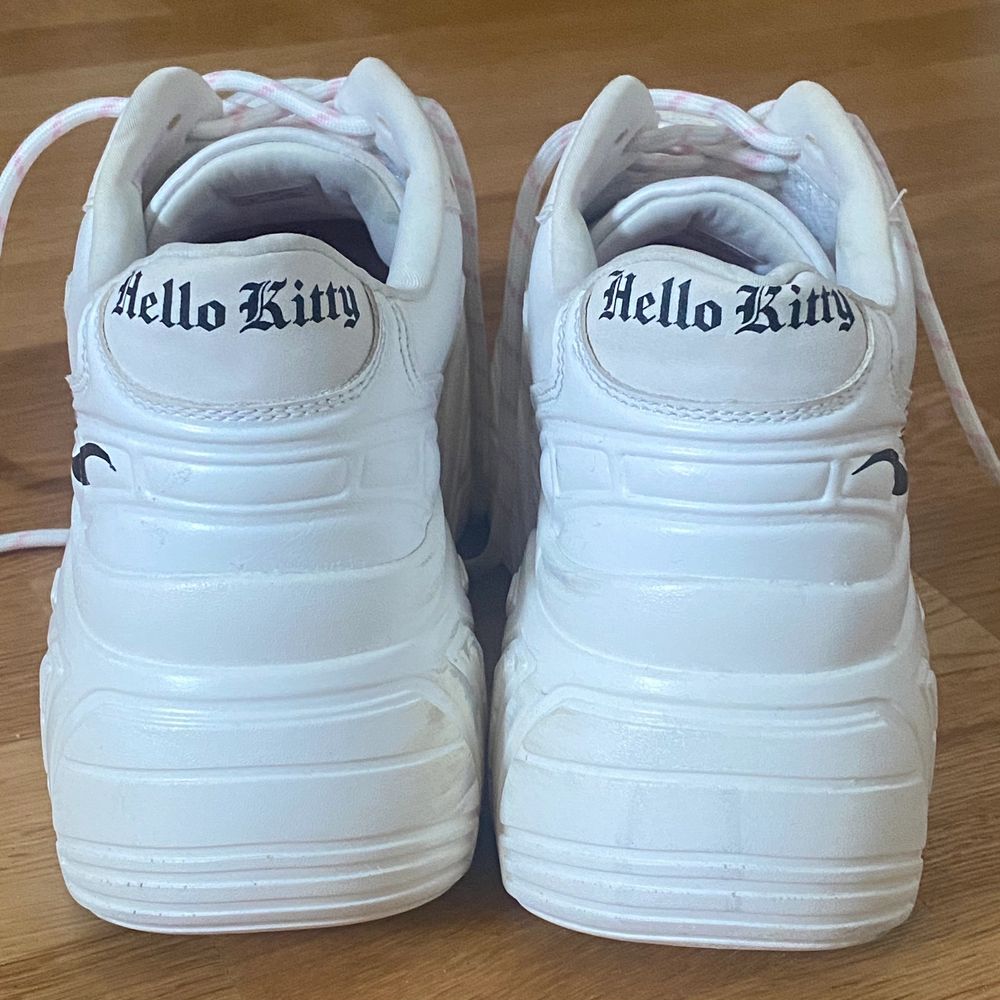 Jättefina hello Kitty platform/chunky skor i storlek 40! De är köpta på bershka och går inte att få tag på längre. Använda kanske 2 gånger och i väldigt bra skick! Skriv gärna för fler bilder/frågor:). Skor.