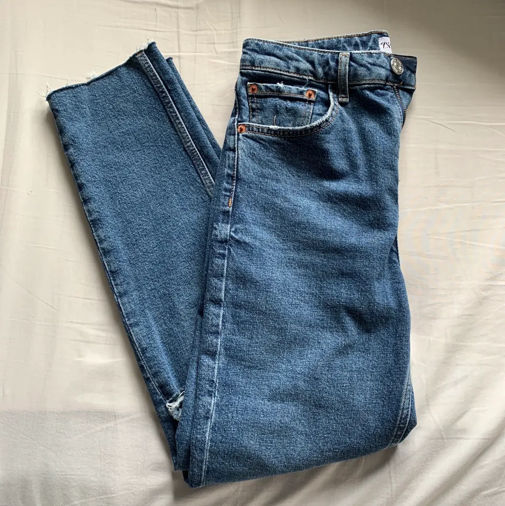 Säljer dessa blåa jeans från ZARA i stl 36. Dom är raka i modellen men en aning tajta vid låren. Endast använda 1 gång.🤗 budgivning om fler är intresserade och köparen står för frakten🌿. Jeans & Byxor.