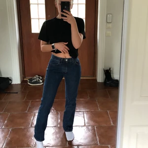 Jeans - Säljer dessa jeans som jag köpt second hand, jämför de väldigt mycket med Zaras mid Rise jeans eftersom de är väldigt lika dem💗 storlek 27/30 men skulle säga att de passar en 32/34 som jag är💗
