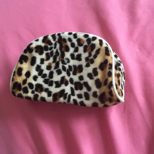 Leopard väska  - Säljer en liten väska i handform för att jag inte använder den.