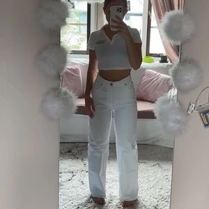 Vita zara jeans - Säljer mina ursnygga vita full length zara jeans. De är använda en gång. De är avklippta och går ner till marken på mig som är 160. Skriv för fler bilder🤍kolla även in min profil för fler kläder🤍