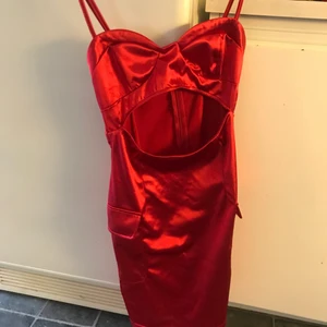 Red silky dress - Fickor finns på båda sidorna tex för mobil nycklar osv beställt från någon amerikansk sida 