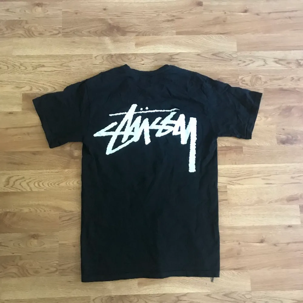 Our legacy work shop x Stussy tee, Size:S cond: 10/10 DS pris:499. Pris diskuterbart trade intressant . T-shirts.