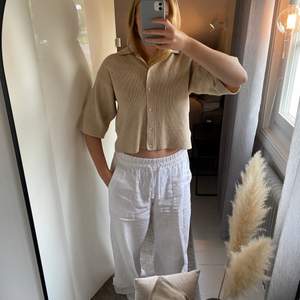 Otroligt snygg stickad tröja med krage och knappar, mysigaste materialet och finaste beiga färgen! Storlek s, aldrig använd!