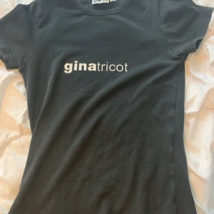 Svart GINA TRICOT tröja  - Fin svart GINA TRICOT tröja. Storlek XS. 50kr + frakt om nt vi möts upp i Eskilstuna 🖤🖤🖤