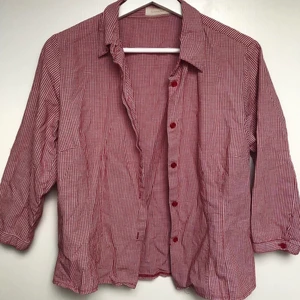 vintage skjorta - rödrutig, köpt second hand. jättesöt! kortare i armarna och markerar midjan