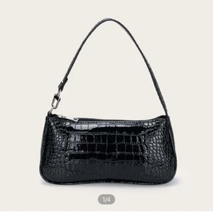 Svart väska från shein - Säljer min jättefina axelväska. Köpte den för 70kr. Skriv för fler bilder. Frakt tillkommer💕