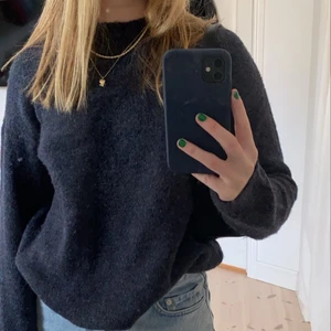 Stickad tröja - Mysig mörkblå stickad tröja från Cubus i storlek XS som inte kommer till användning längre🖤 köpare står för frakten (66kr) budgivning om flera intresserade