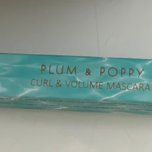 Mascara plum & poppy  - Mascara från plum & poppy. Vattenfast & ger volym. Med e-vitamin & aloe Vera. 