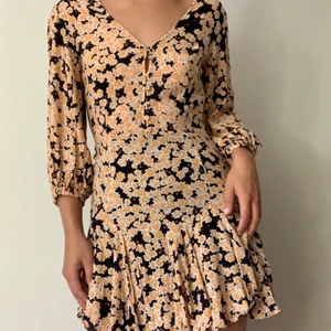 Blommig & other stories klänning - Supergullig klänning från & other stories! Mycket varsamt använd men ena knappöglan är lite lös (går att fixa lätt!!) 💓💓