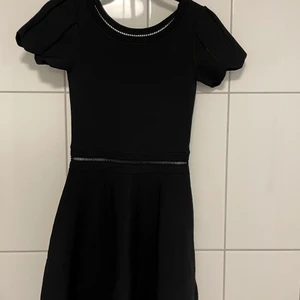 Sandro klänning  - Svart klänning från Sandro. Urringad i ryggen och med fina detaljer. Stl 34. Fin att klä upp till fest eller ha med sneakers på stan. Köpt på Sandro Nk för 2000:- 