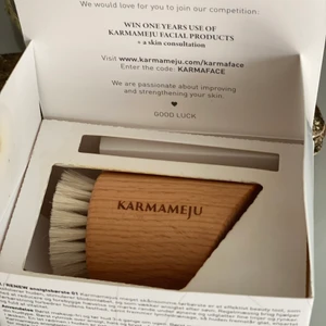 Ansiktsborste från karmameju - Ansiktsborste från karmameju. Med mjuk borste. Används vid rengöring för att få bort död hud & ge lyster. Ny i kartong 