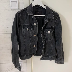 Svart jeansjacka - Svart jeansjacka från Bikbok i bra skick, passar XS-M!