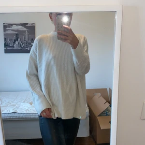 Stickad tröja - Säljer denna fina stickade tröja, perfekt nu till hösten! Stolek S:))