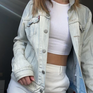 Jeansjacka - Jeansjacka från Levis, står ingen storlek men sitter lite oversize på mig som vanligstvis har xs/s!
