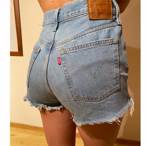 Levi’s shorts 501 W26 - Säljer dessa shorts då jag råkade köpa fel storlek. De är endast använda två gånger så de är som nya! Storlek W26, ungefär som en S😊 skitsnygga och passar till allt☀️ 
