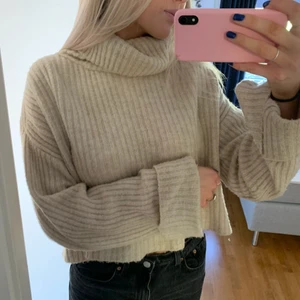 Stickad tröja  - Stickad beige tröja från ginatricot