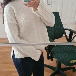 Stickad vit tröja storlek XS - Detta är en vit stickad tröja i storlek XS, så mysig och skön😍